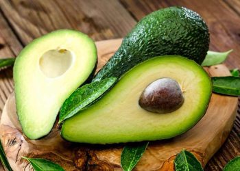 Quả bơ chín có màu xanh đậm đến màu nâu tối